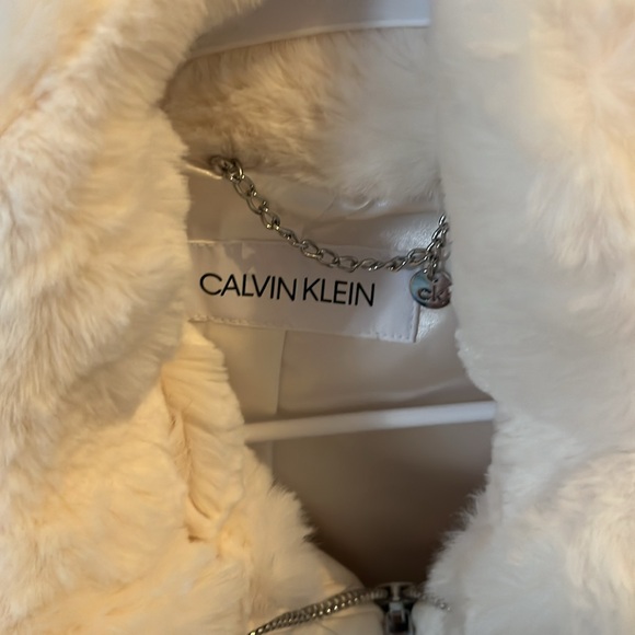 Elegant White Crop Faux Fur Calvin Klein Size Large - Picture 2 of 4